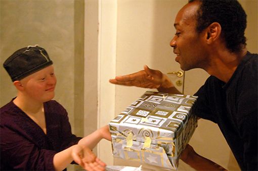 Foto: Proben zu "Axels Geburtstag" - Schauspieler überreicht Schauspielerin ein eingepacktes Geschenk