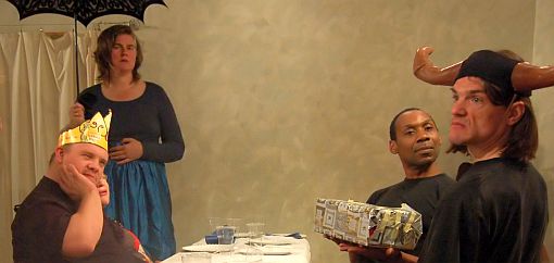 Foto: Proben zu "Axels Geburtstag" - Verschiedene Schauspieler an einem gedeckten Geburtstagstisch