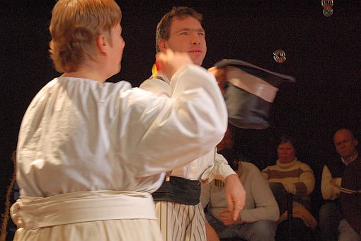 Foto: Szene aus dem Stück "Augenblicke.Passanten" - Schauspieler fängt mit seinem Hut Seifenblasen auf